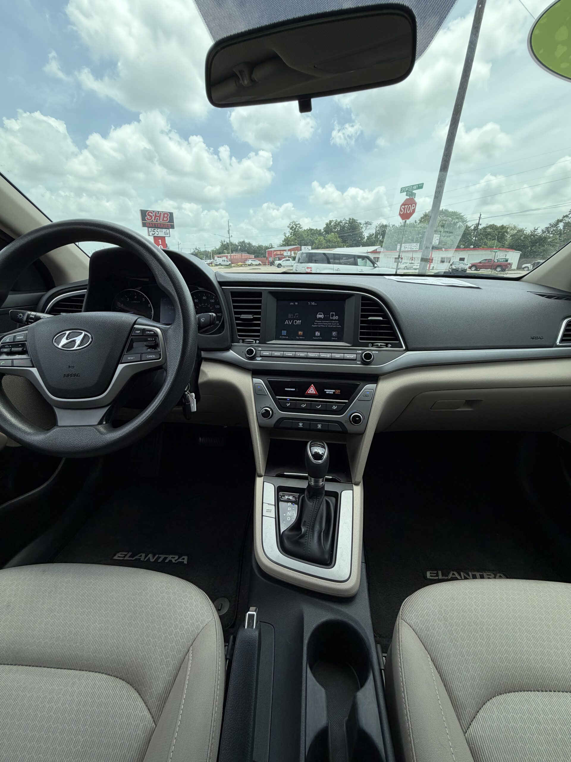 
								2017 Hyundai Elantra SE Sedan 4D full									