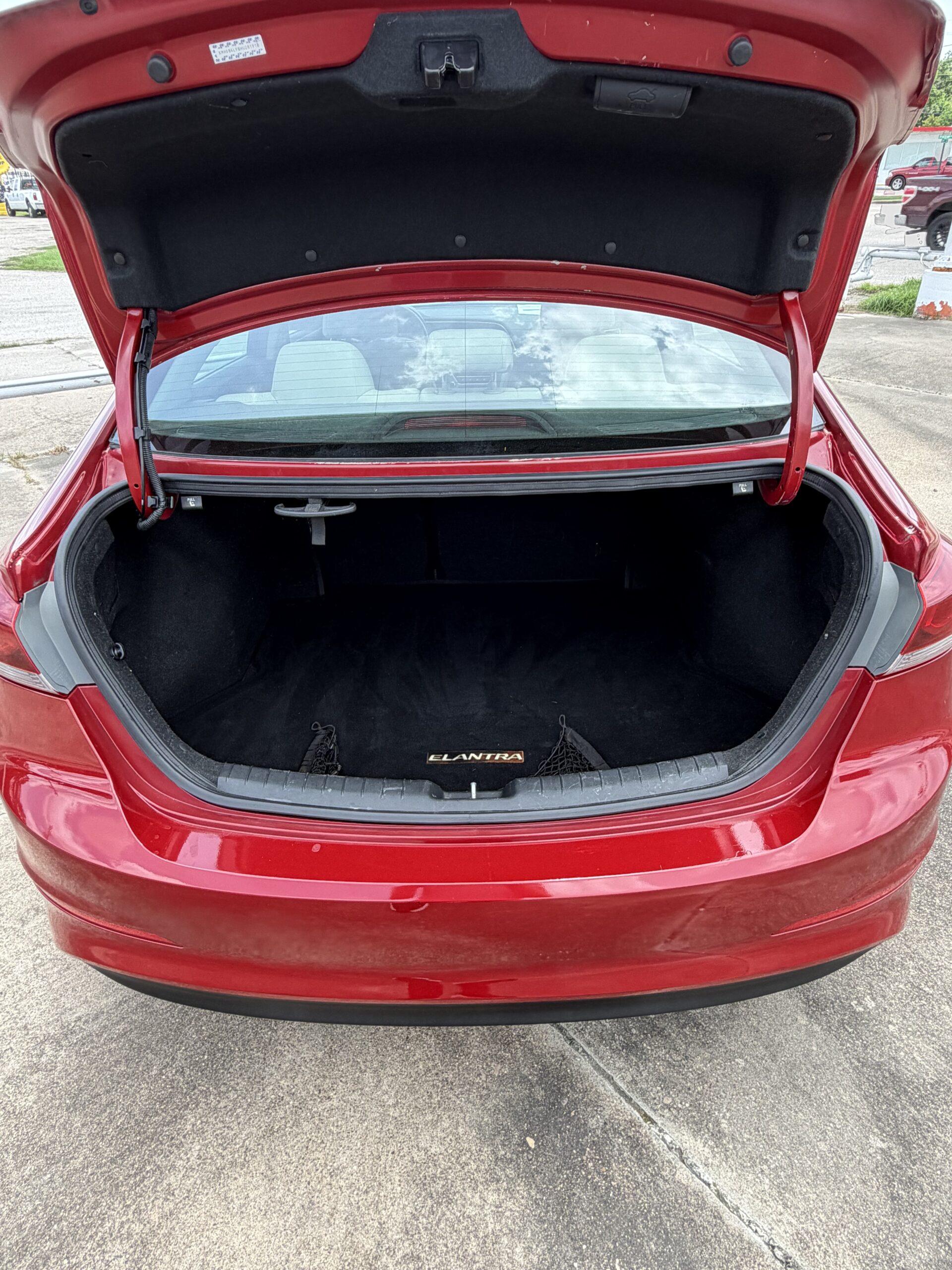 
								2017 Hyundai Elantra SE Sedan 4D full									