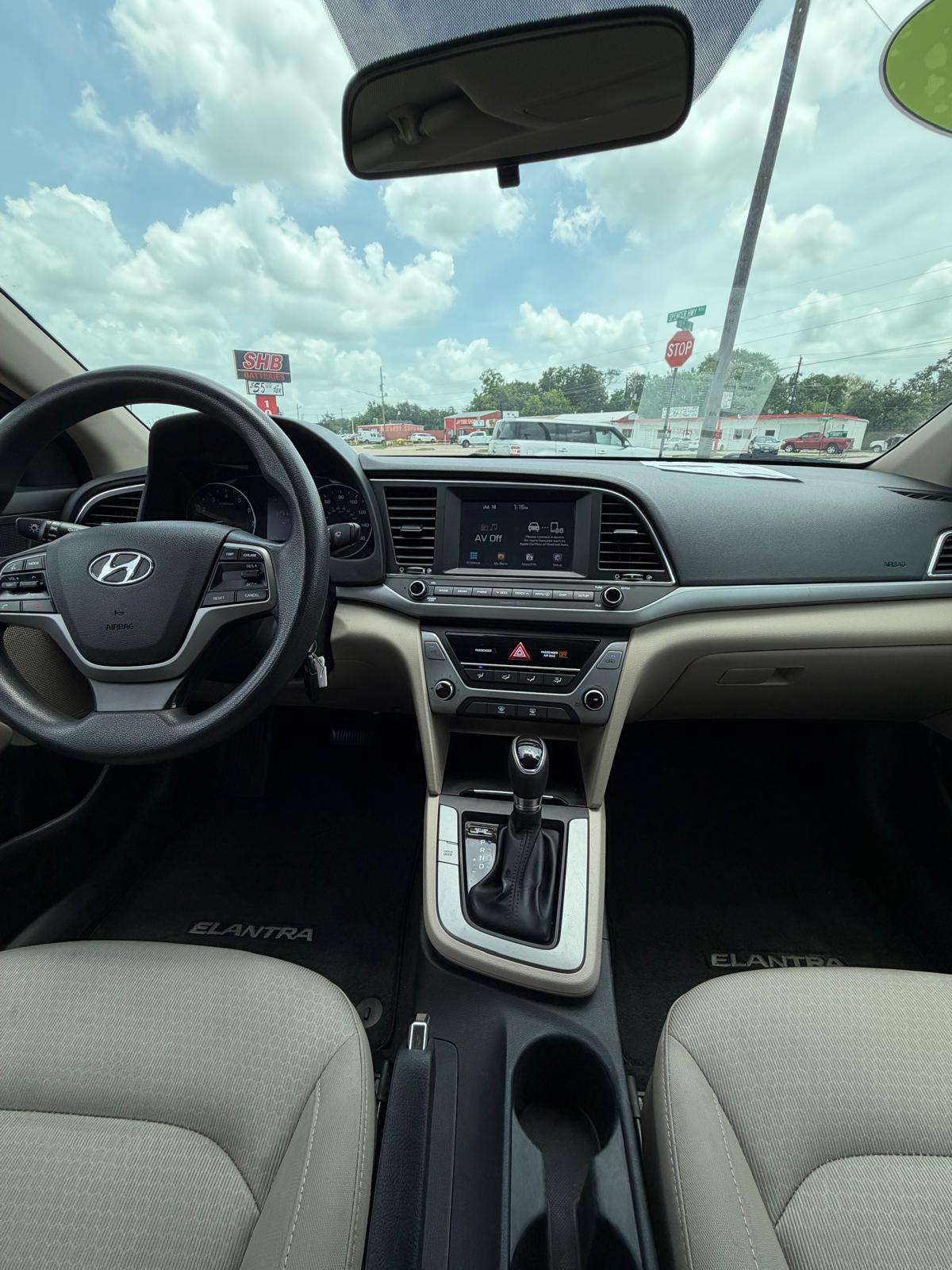 
								2017 Hyundai Elantra SE full									