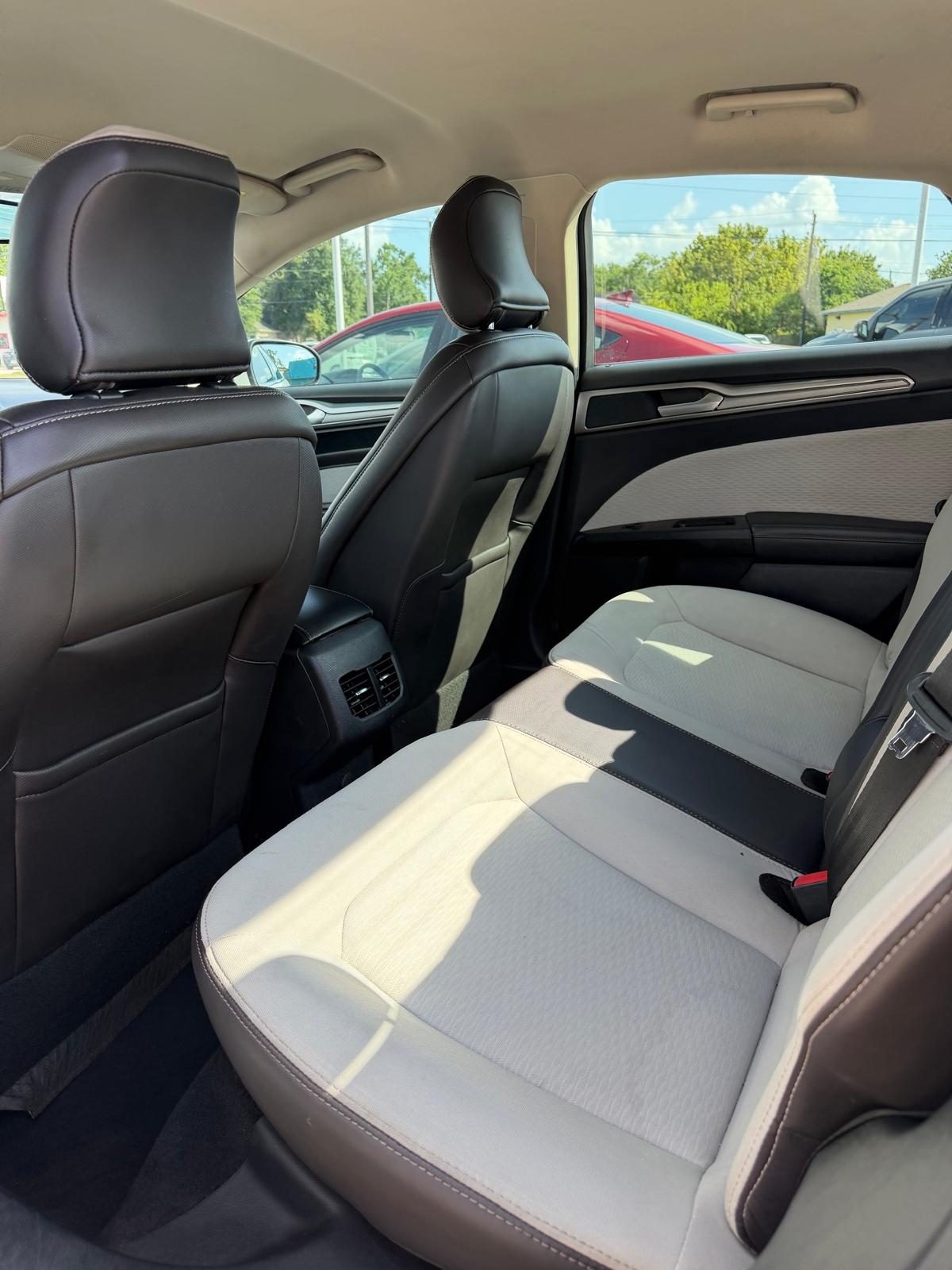 2019 Ford Fusion SE - Photo 11