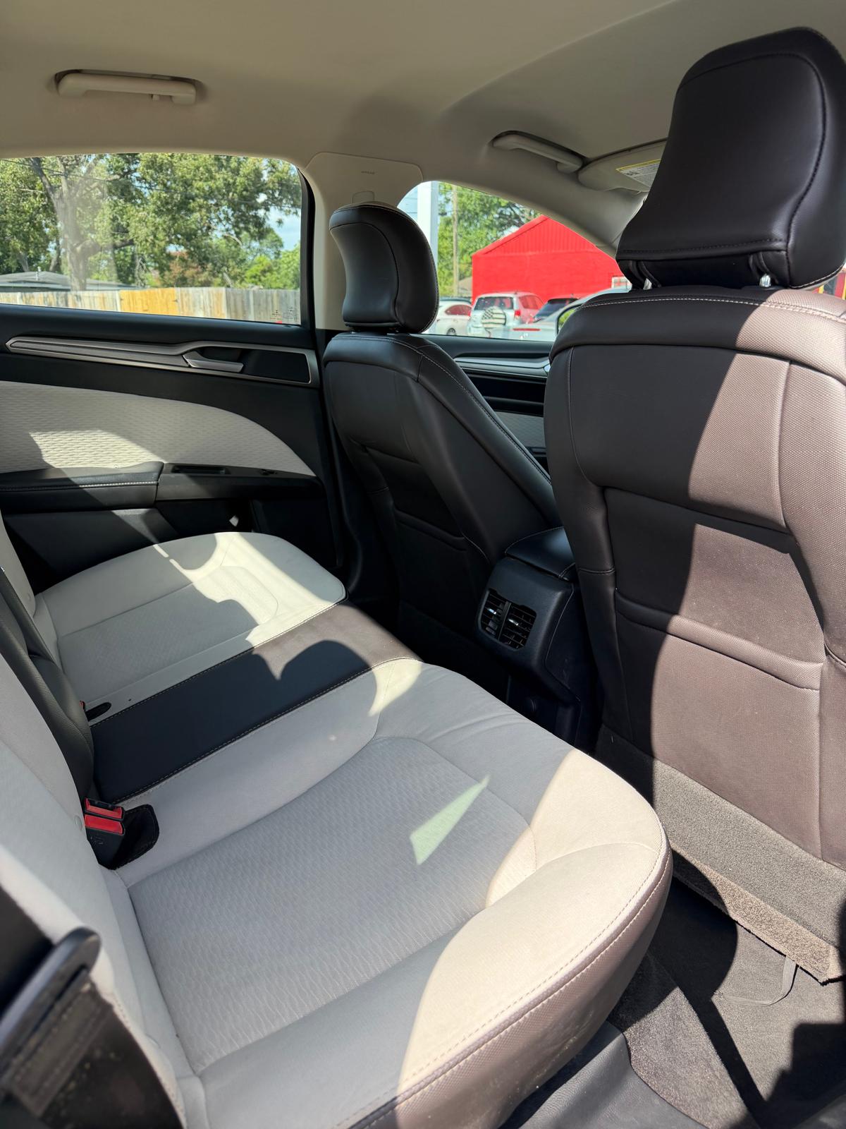 2019 Ford Fusion SE - Photo 12
