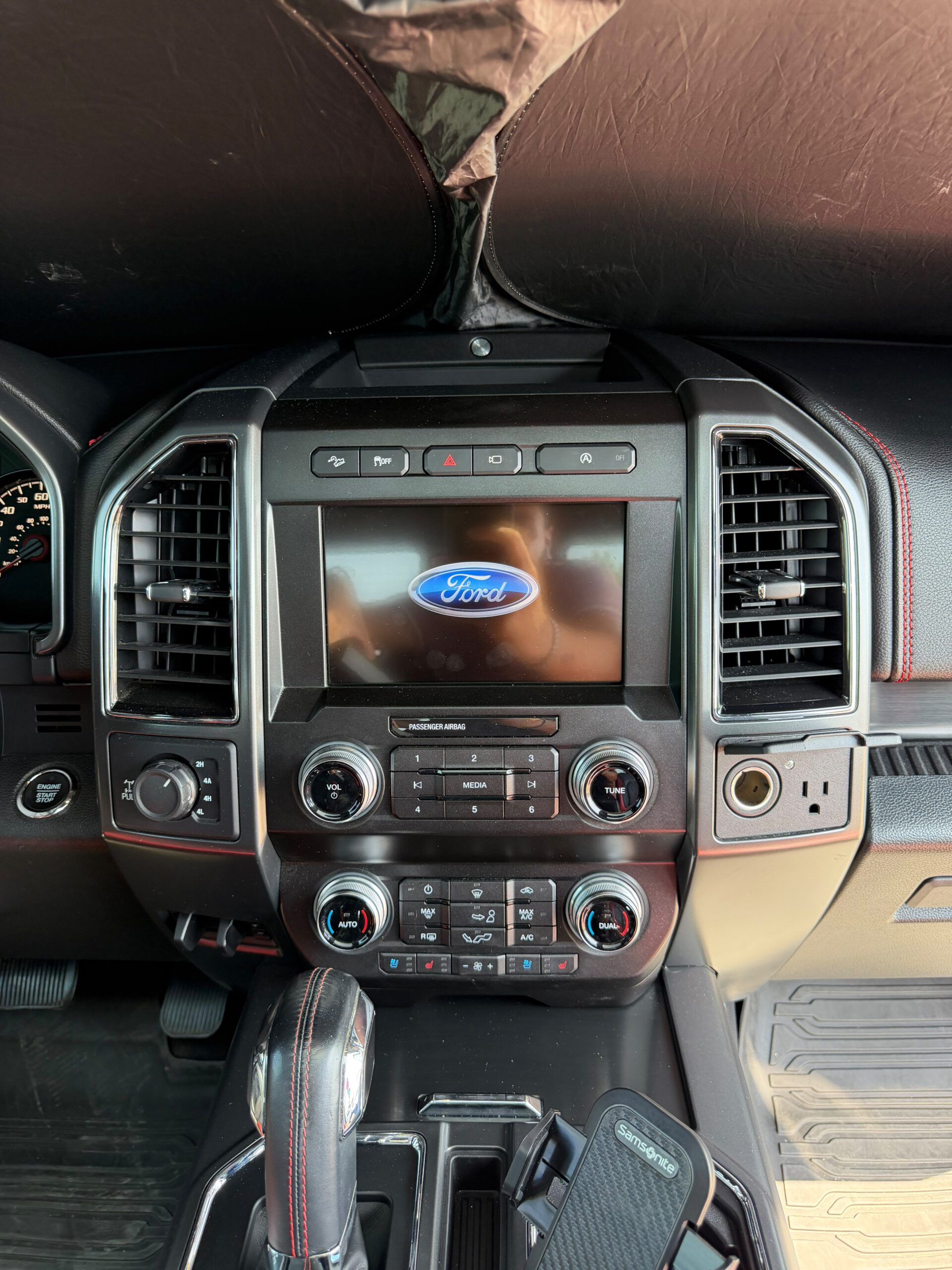 
								2019 Ford F150 SuperCrew Cab Lariat Pickup 4D 5 1/2 ft full									