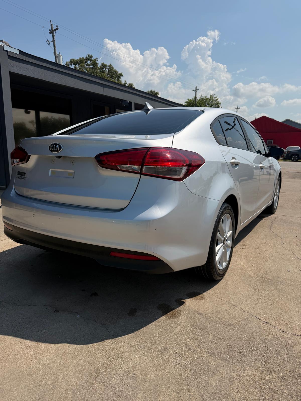 
								2017 Kia Forte LX Sedan 4D full									