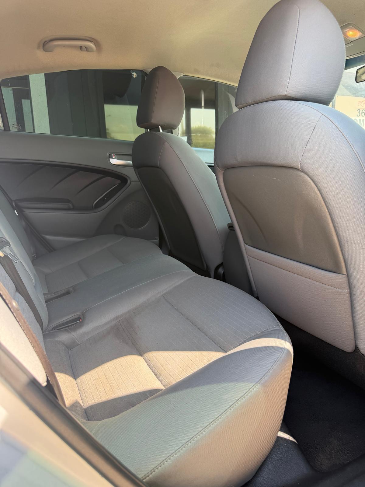 
								2017 Kia Forte LX Sedan 4D full									