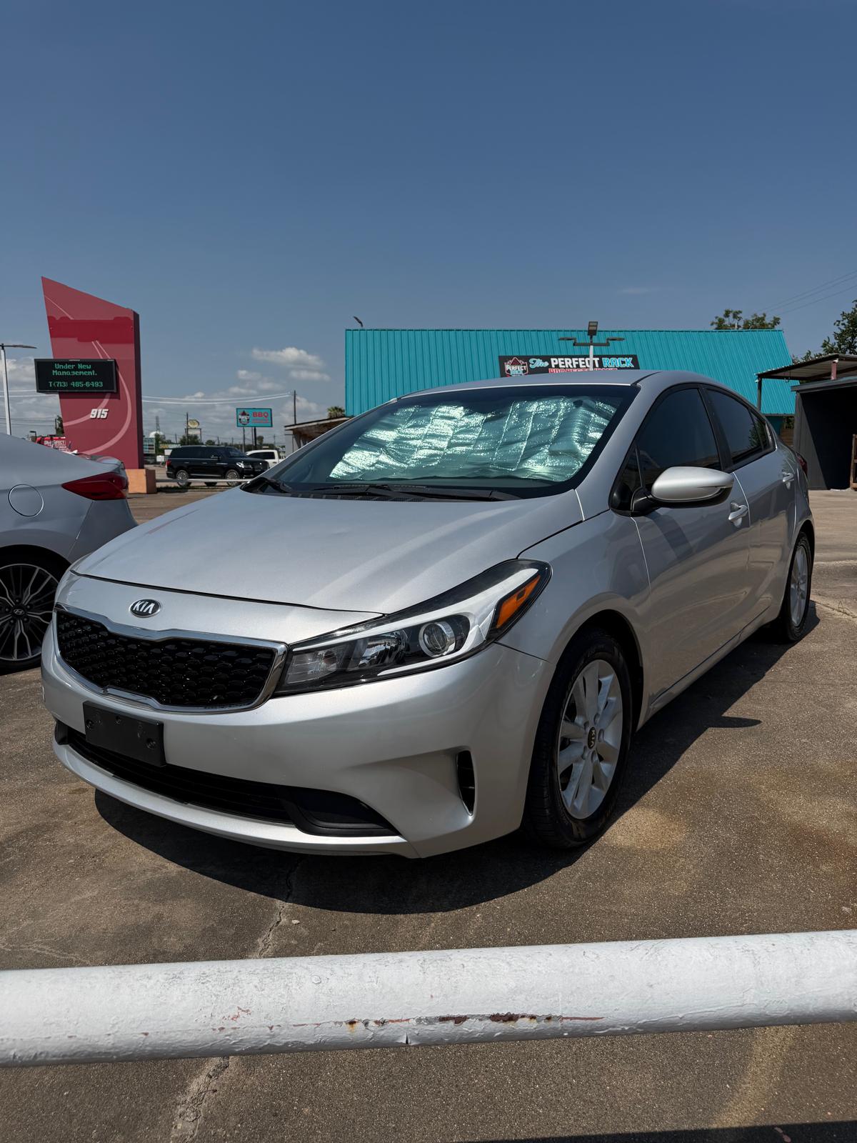 
								2017 Kia Forte LX Sedan 4D full									