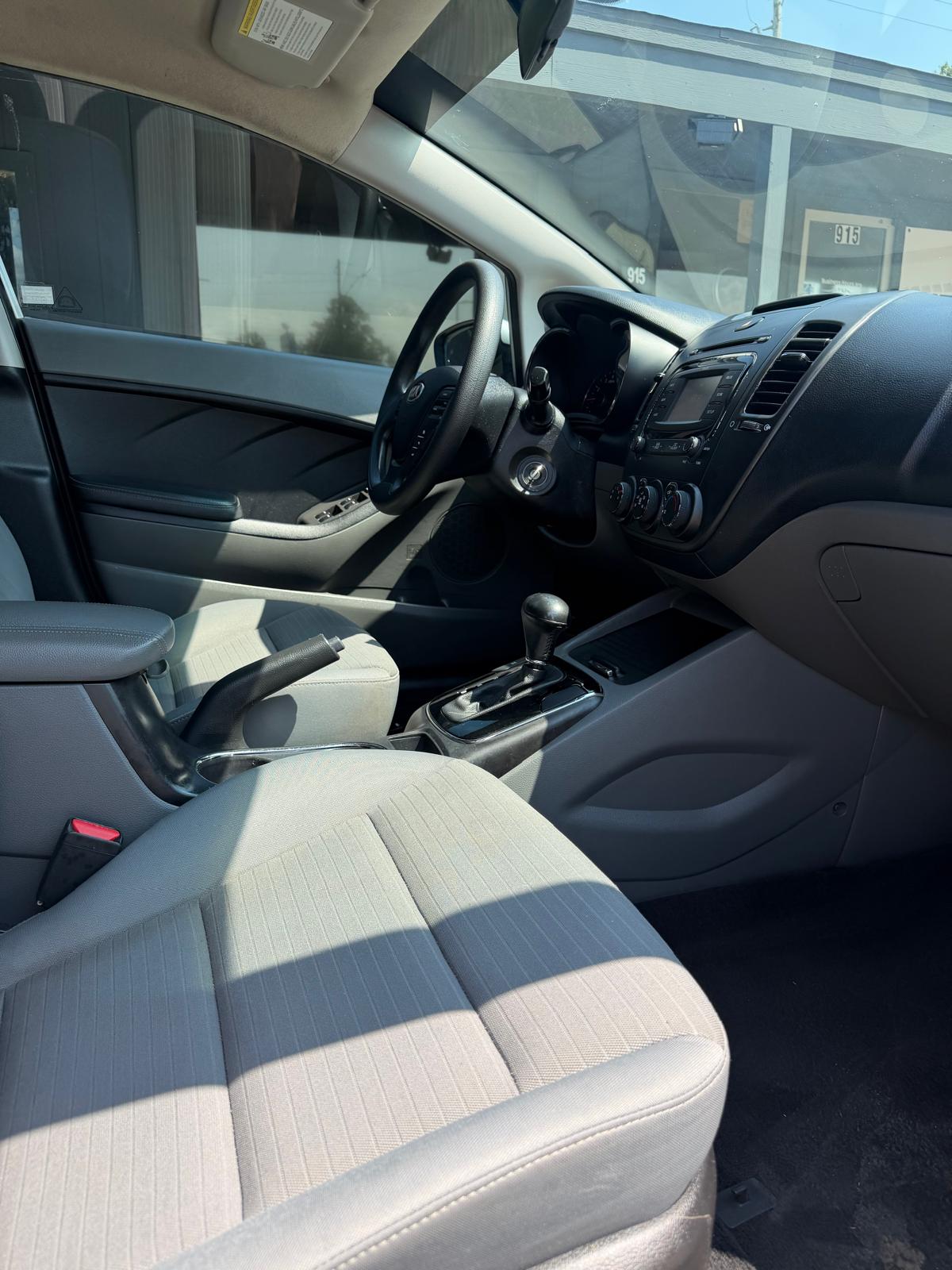 
								2017 Kia Forte LX Sedan 4D full									