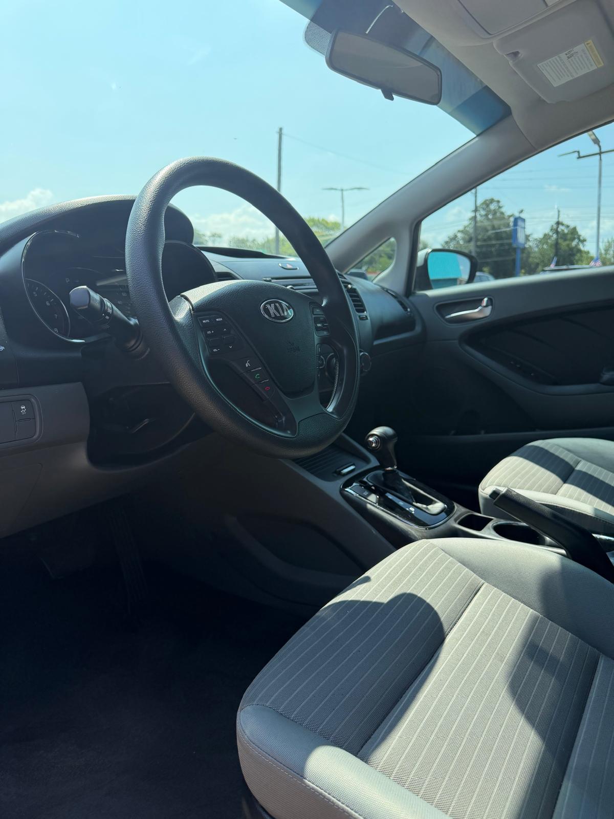 
								2017 Kia Forte LX Sedan 4D full									