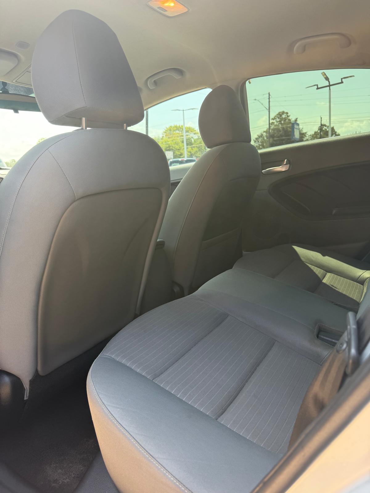
								2017 Kia Forte LX Sedan 4D full									