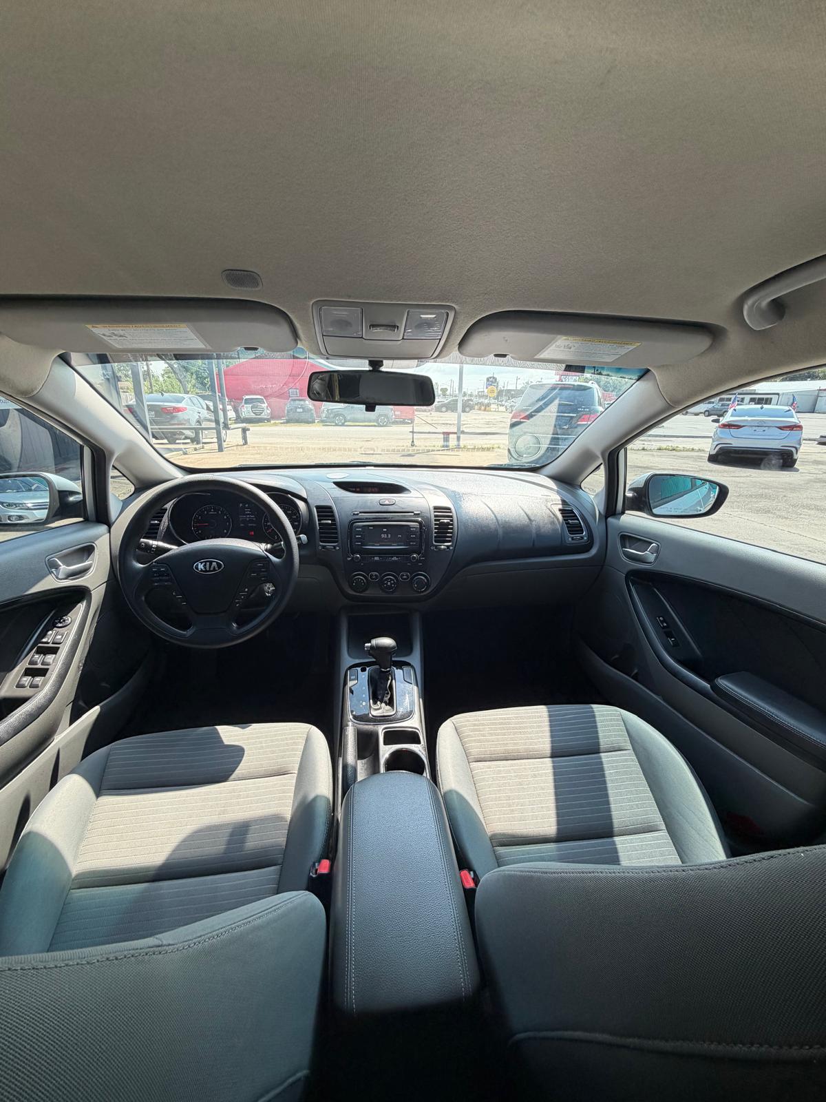
								2017 Kia Forte LX Sedan 4D full									