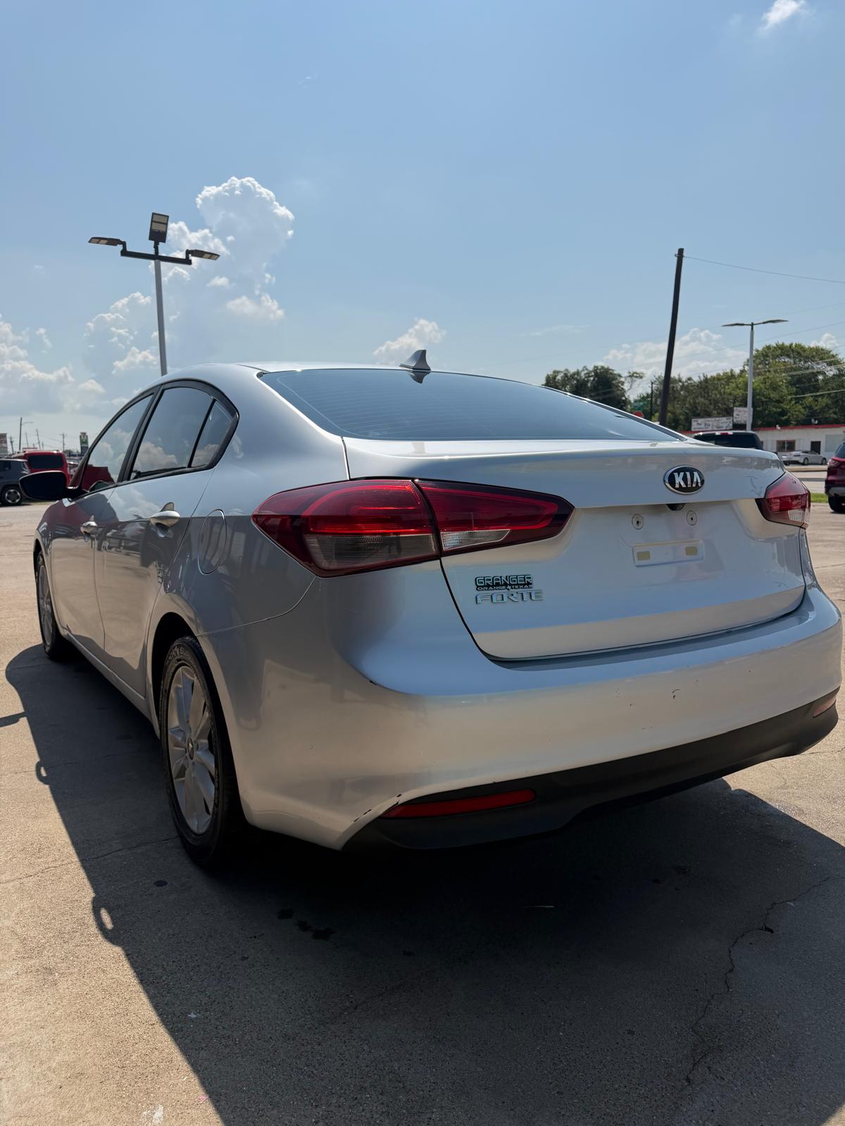 
								2017 Kia Forte LX Sedan 4D full									