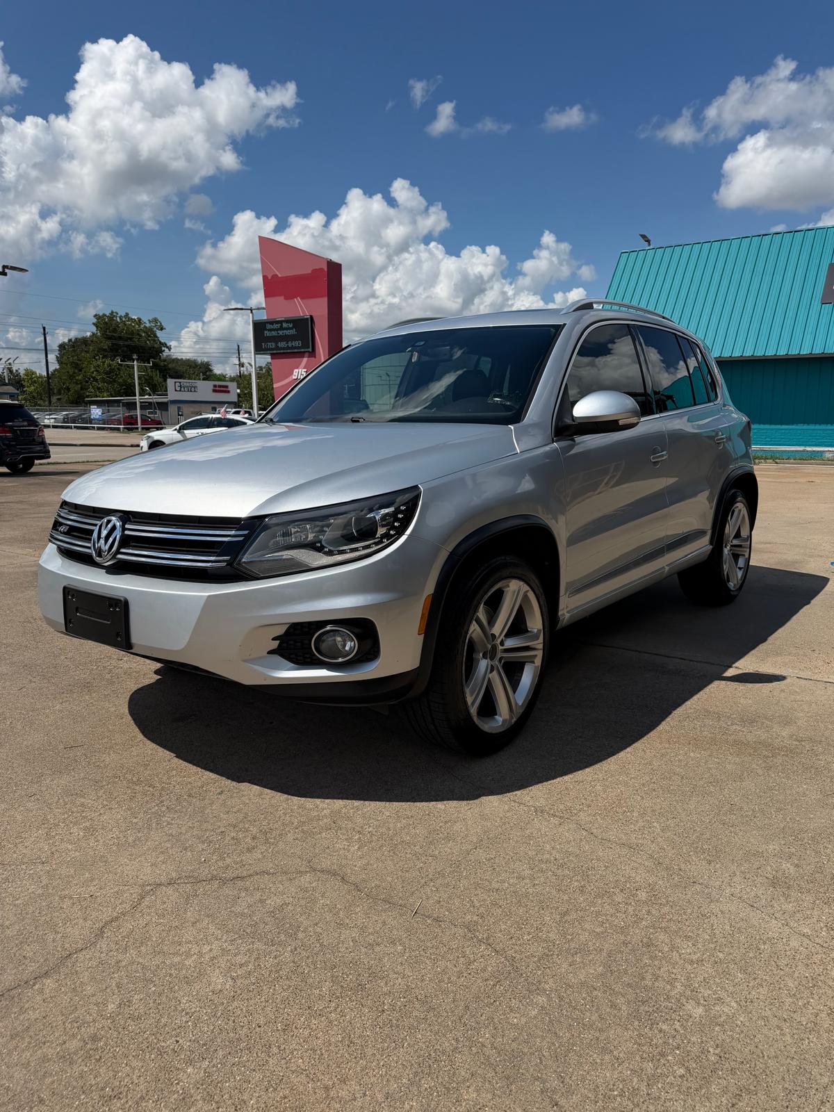 
								2014 Volkswagen Tiguan 2.0T R-Line Sport Utility 4D full									