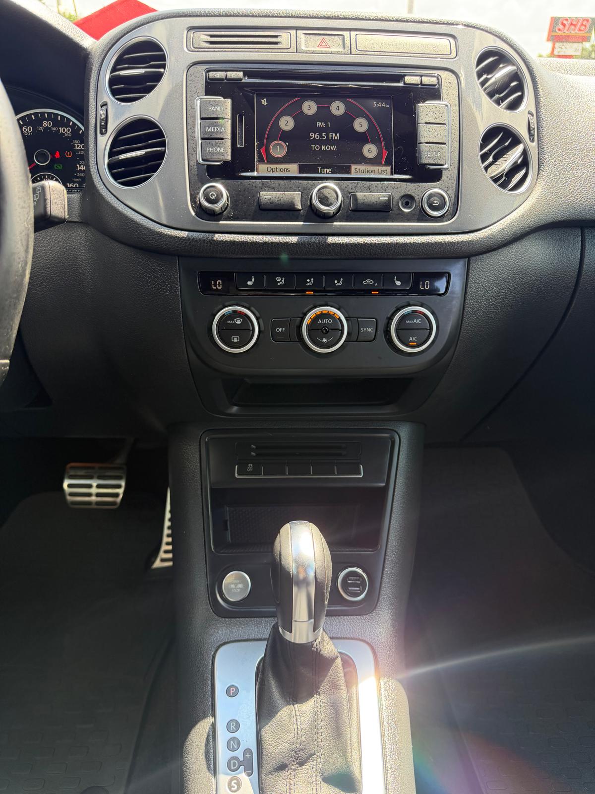 
								2014 Volkswagen Tiguan 2.0T R-Line Sport Utility 4D full									