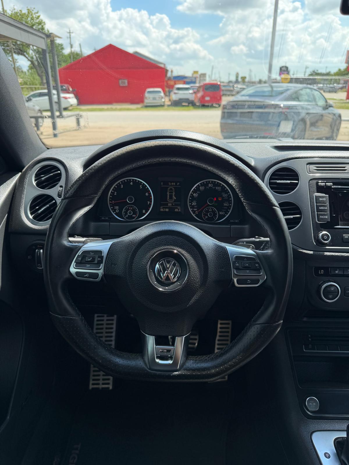 
								2014 Volkswagen Tiguan 2.0T R-Line Sport Utility 4D full									