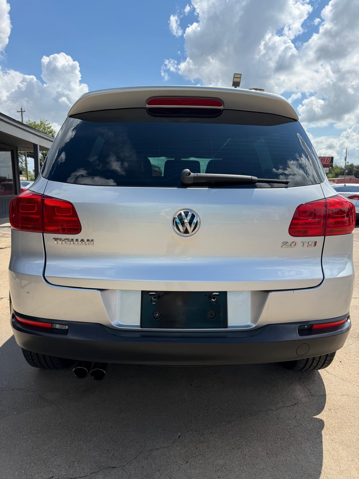 
								2014 Volkswagen Tiguan 2.0T R-Line Sport Utility 4D full									