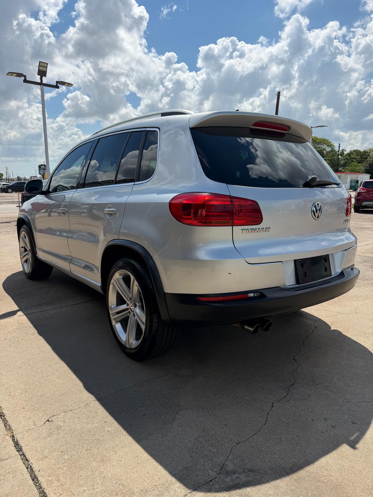 
								2014 Volkswagen Tiguan 2.0T R-Line Sport Utility 4D full									