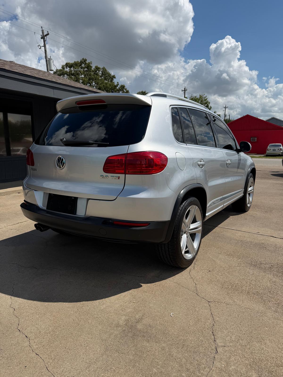 
								2014 Volkswagen Tiguan 2.0T R-Line Sport Utility 4D full									